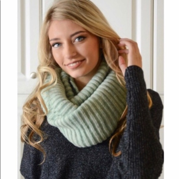 New gray Chunky infinity scarf 🧣 - Picture 2 of 4